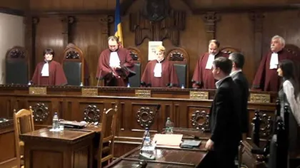 Scandal în Parlamentul de la Chişinău: Judecătorii Curţii Constituţionale deţin şi cetăţenia română