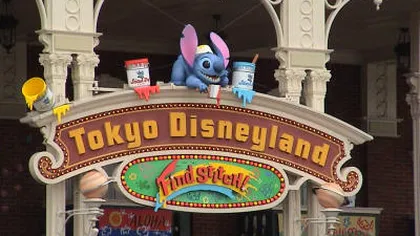 Mii de japonezi au aşteptat o noapte întreagă deschiderea Disneyland din Tokyo