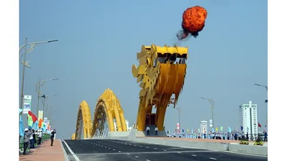 Podul în formă de dragon... care scuipă foc FOTO