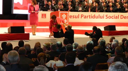 Liderul femeilor PES a ÎNGENUNCHEAT pe scenă când i-a oferit un buchet de trandafiri lui Iliescu