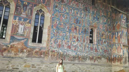 Elena Băsescu, în vizită la mănăstirile din Bucovina. Vezi FOTOGRAFII DE VACANŢĂ