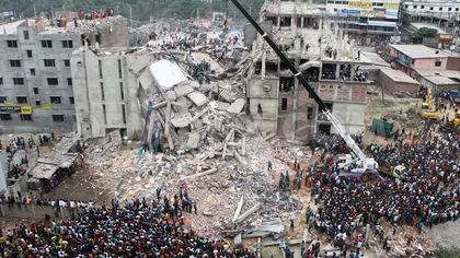 O femeie a născut sub dărâmăturile clădirii de opt etaje prăbuşite în Bangladesh