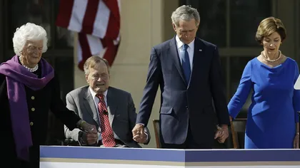 Şosetele preşedintelui: Bush-senior a venit cu şosete roz la o reuniune FOTO