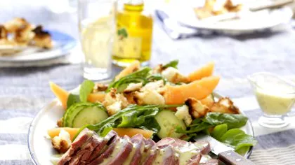 REŢETA ZILEI: Limbă de vită cu sos de muştar şi salată de pepene galben