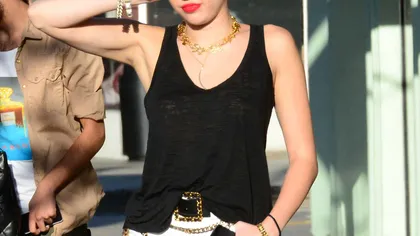 Miley Cyrus, cu fundul la vedere din cauza unei GAFE VESTIMENTARE FOTO