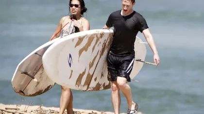 Mark Zuckerberg, fondatorul Facebook, surprins la surfing, în Hawaii FOTO