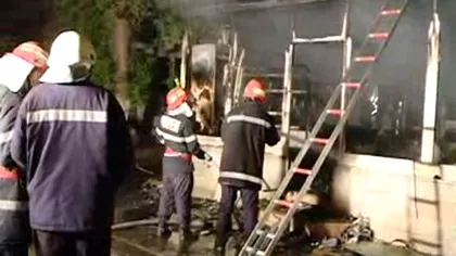 Incendiu de proporţii în Capitală. Un magazin din Piaţa Iancului a fost mistuit de flăcări VIDEO