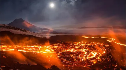 Râurile de foc: Imaginile spectaculoase ale unei erupţii vulcanice FOTO