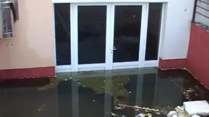 Parterul a patru blocuri ANL din Târgu Jiu, inundat. Primăria şi constructorul se acuză reciproc
