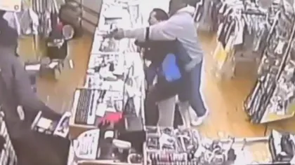 Jaf armat la un magazin din Chicago. Vânzătorul a fost împuşcat, însă i-a alungat pe hoţi VIDEO