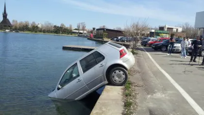 Surpriza unui constănţean: Şi-a găsit maşina parcată fix în lac