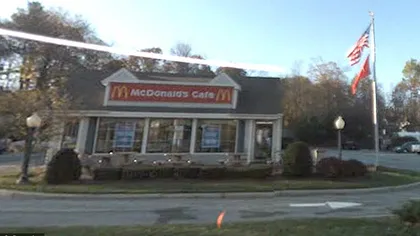 Învaţă ca să ajungi la McDonald's! Lanţul fast-food vrea numai casieri cu Bac şi 2 ani de experienţă
