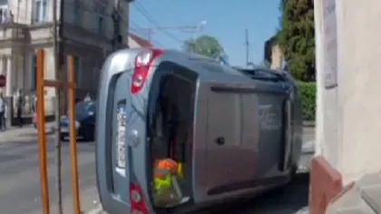 Accident spectaculos la Baia Mare. O maşină s-a răsturnat VIDEO
