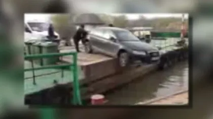 A fost la un pas să cadă cu maşina în Dunăre după ce a uitat să tragă frâna de mână VIDEO