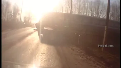 ACCIDENT TERIBIL: Maşină, lovită ÎN PLIN de tren, în Rusia VIDEO