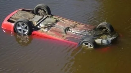 Accident în Suceava: Trei răniţi, după ce o maşină condusă de un şofer beat s-a răsturnat în râu