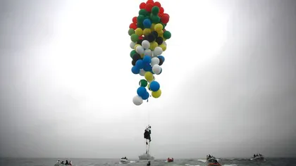 Cascadorie impresionantă: Un bărbat a reuşit să zboare legat de baloane VIDEO