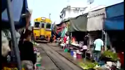 Cel mai periculos loc din lume pentru cumpărături. Trenul trece de opt ori pe zi prin piaţă VIDEO