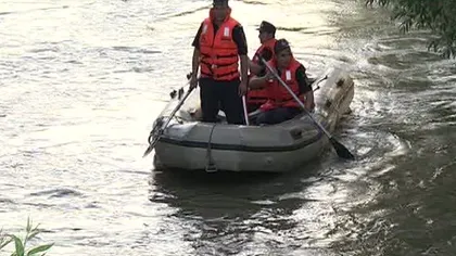Copil de 6 ani, dispărut în râul Olteţ. Pompierii îl caută cu o barcă pneumatică