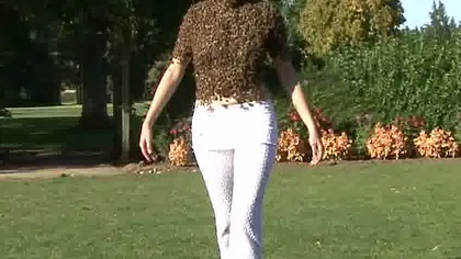 Regina gărgăunilor: O femeie dansează înconjurată de zeci de mii de albine VIDEO