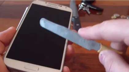 Ecranul de Galaxy S4 rezistă la orice fel de zgârieturi VIDEO