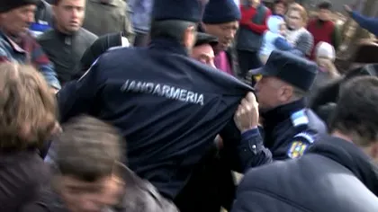Un preot din Vaslui, evacuat din biserică şi casa parohială cu zeci de poliţişti şi jandarmi VIDEO