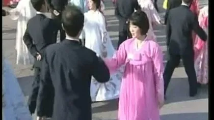 Phenianul dansează: Nord-coreenii au încins jocul în cinstea liderului lor VIDEO