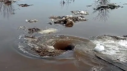 Fenomen BIZAR pe un râu: Un VÂRTEJ URIAŞ, apărut din senin, a înghiţit bucăţi MARI de gheaţă VIDEO