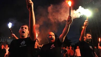 Guardian: Membrii partidului extremist Zori Aurii se întâlnesc cu neonazişti din România