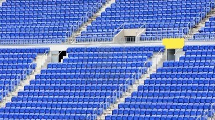 Imaginea zilei, în fotbal. Un fan solitar este păzit de şapte jandarmi, în Rusia
