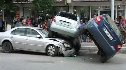 Accident SPECTACULOS în Prahova: Un şofer vitezoman a lovit TREI maşini pe un bulevard aglomerat