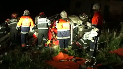 Accident grav în noaptea de Înviere: Doi tineri au murit după ce maşina lor s-a izbit de un stâlp