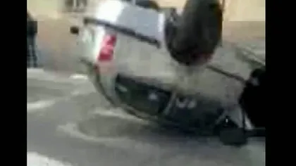 Accident spectaculos în Sibiu. O maşină s-a rostogolit în aer de mai multe ori VIDEO