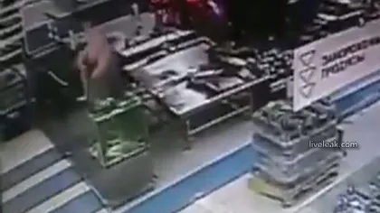 Scene INCREDIBILE la supermarket. Un bărbat GOL se aruncă într-un acvariu cu homari VIDEO