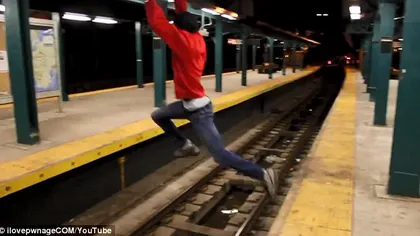 TERIBILISM: Zeci de tinerii sar peste ŞINE si aleargă în fata metroului VIDEO