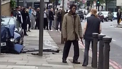 O femeie i-a sfidat pe agresorii suspectaţi de uciderea militarului, la Londra FOTO