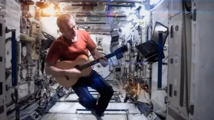 Cel mai FASCINANT astronaut le-a oferit fanilor o nouă surpriză: Cântă la chitară în SPAŢIU VIDEO