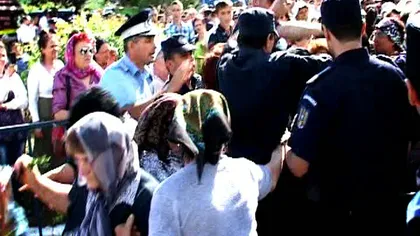 Slobozia: Mii de OAMENI s-au călcat în picioare pentru a atinge o ICOANĂ făcătoare de minuni VIDEO