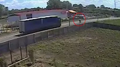 Biciclist spulberat de un TIR, pe o şosea din Constanţa VIDEO