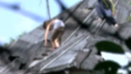 Doi copii neglijaţi de tată s-au urcat pe acoperişul casei, pentru a nu fi luaţi de autorităţi VIDEO