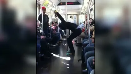 SPECTACOL în metrou. Vezi pentru ce au primit doi tineri aplauzele călătorilor VIDEO