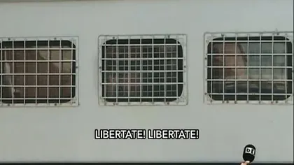 GALERIE pentru Becali la Penitenciarul Rahova. Deţinuţii cer eliberarea omului de afaceri VIDEO