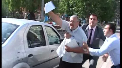 Incident la sosirea lui Băsescu în Bistriţa-Năsăud. Un bărbat a sărit în faţa coloanei oficiale