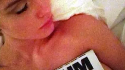 S-a pozat SEXY, cu sânii acoperiţi de revista care a desemnat-o CEA MAI FRUMOASĂ femeie din Anglia