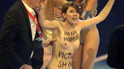 O activistă GOALĂ a întrerupt show-ul Germany's Next Top Model şi a atacat-o pe Heidi Klum FOTO