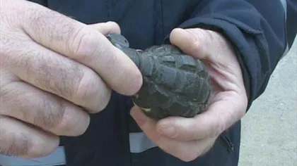 O grenadă din Al Doilea Război Mondial, găsită în curtea unui vâlcean