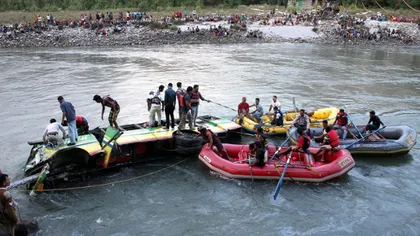 Cel puţin 33 de morţi după ce un autobuz a căzut într-un râu în India