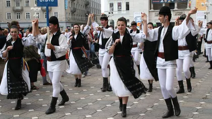 Nemţii şi japonezii îşi programează concediile cu un an înainte, ca să ia lecţii de dans în România