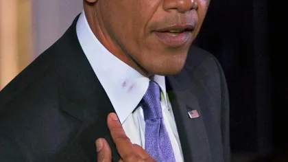 Preşedintele OBAMA a fost surprins cu urme de RUJ pe cămaşă. Vezi EXPLICAŢIA dată SOŢIEI VIDEO