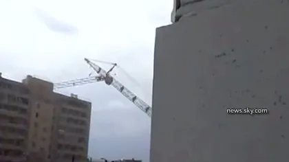 O macara a căzut peste un bloc de locuinţe în Rusia VIDEO